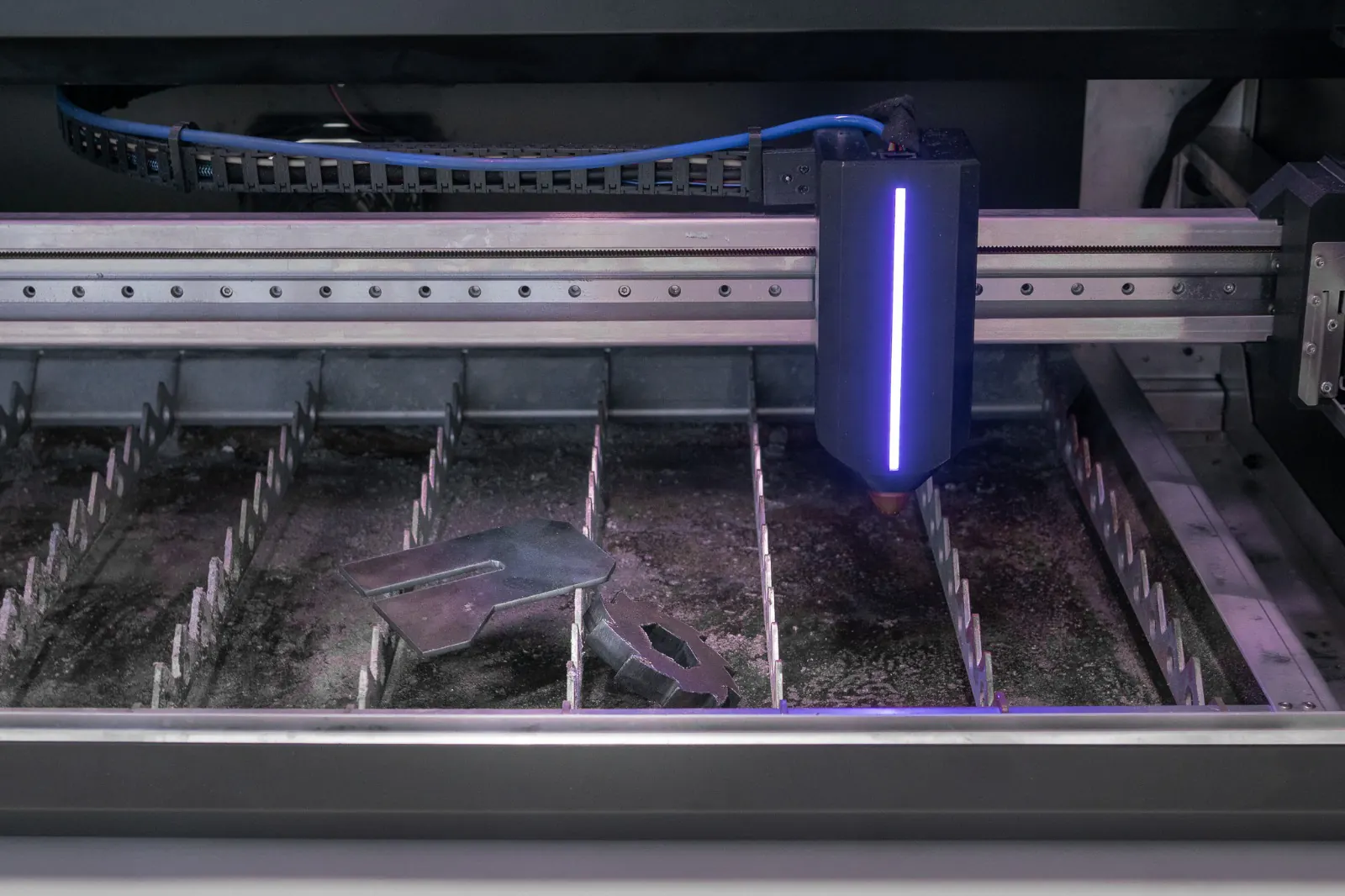 Gantry and torch traversing the full 1000 x 500 mm bed